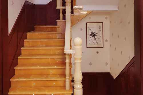 盐湖中式别墅室内汉白玉石楼梯的定制安装装饰效果